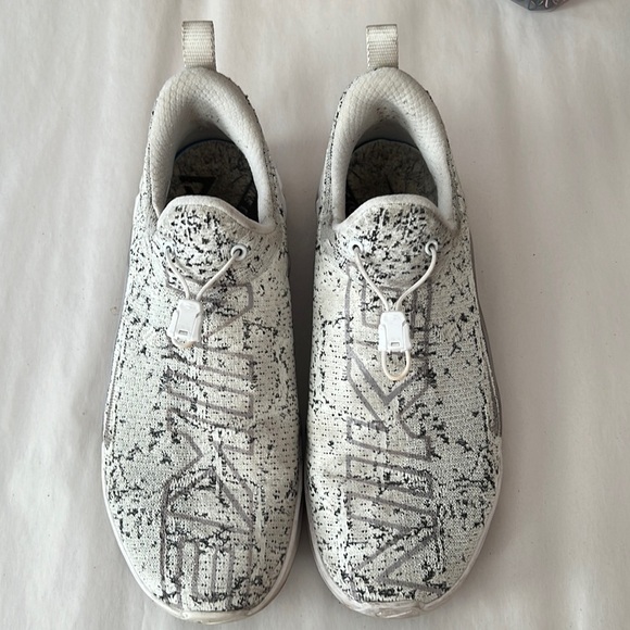 Nike l Size 10 Running Shoes - Picture 1 of 4